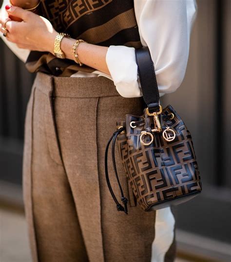 outfit fendi bucket bag